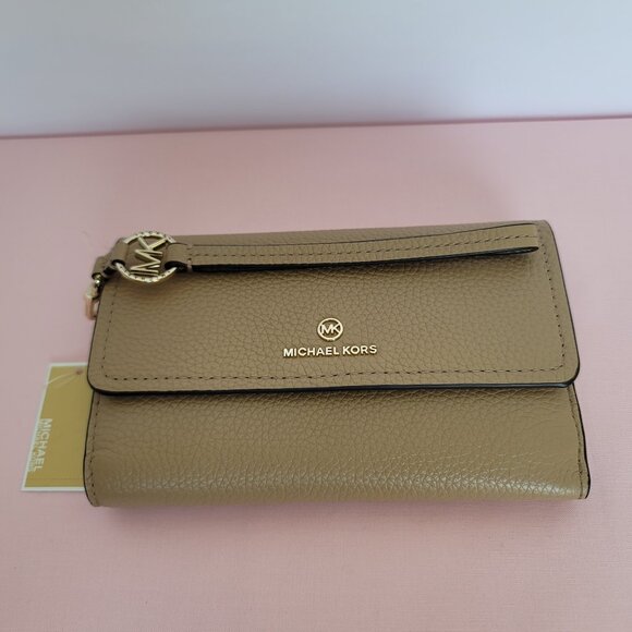 MICHAEL KORS Jet Set Charm Pebbled Leather Large Flap Phone Wristlet-Camel🎈$98⭐ - Picture 10 of 16